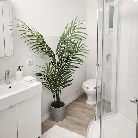 Quiet & Modern Near Tram & River Lech